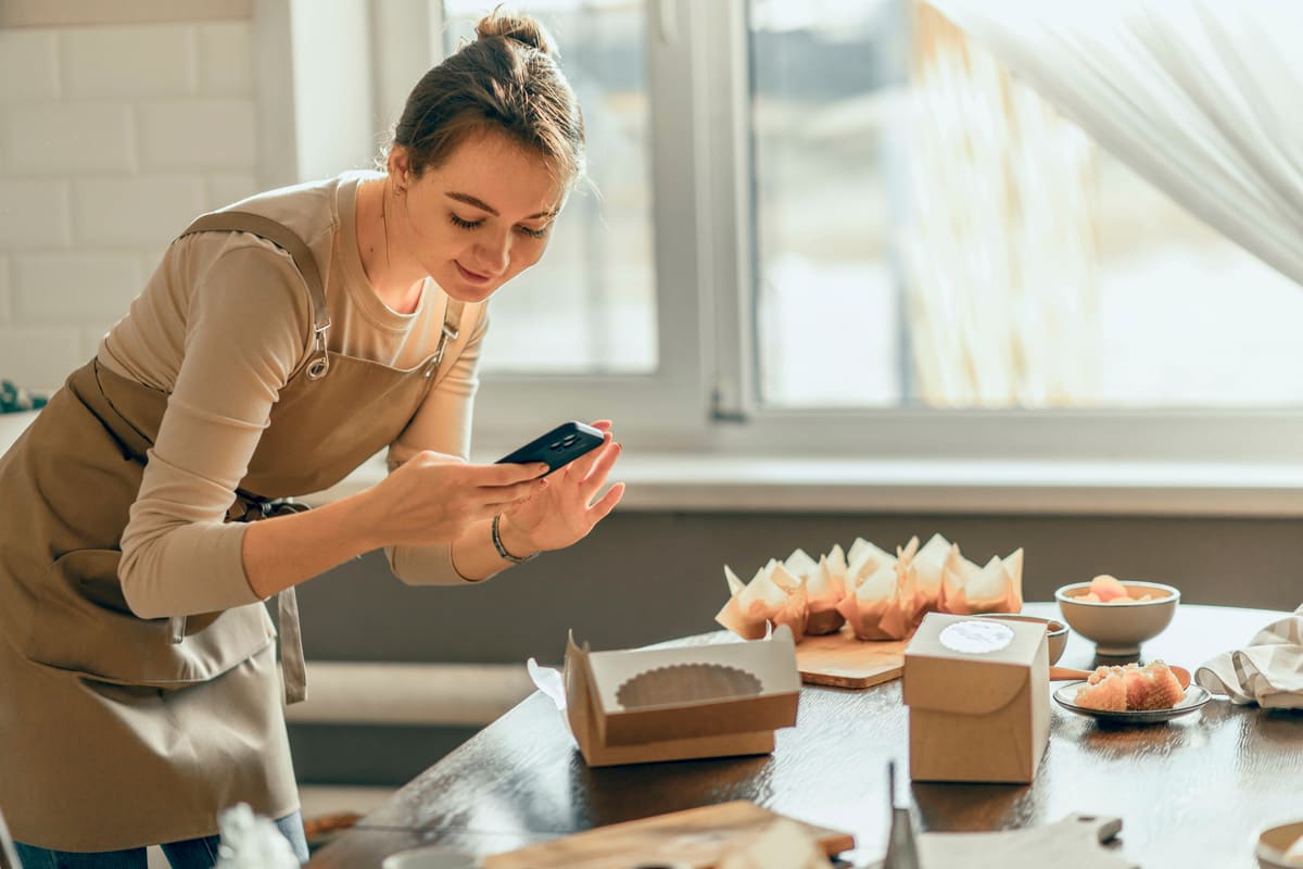 emprendedora-empresaria-empaque-caja-carton