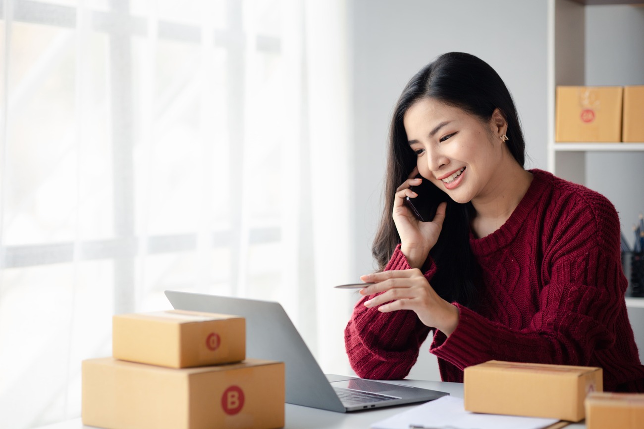 hablando-telefono-tienda-online-negocio-cliente-customer-2023-04-17-18-41-17-utc