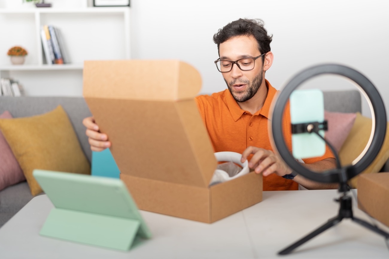 hombre_video_unboxing_influencer