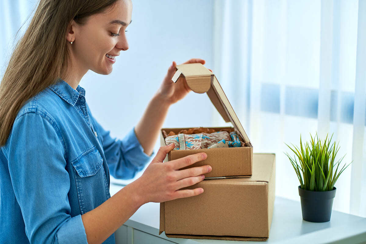 mujer-abriendo-caja-carton