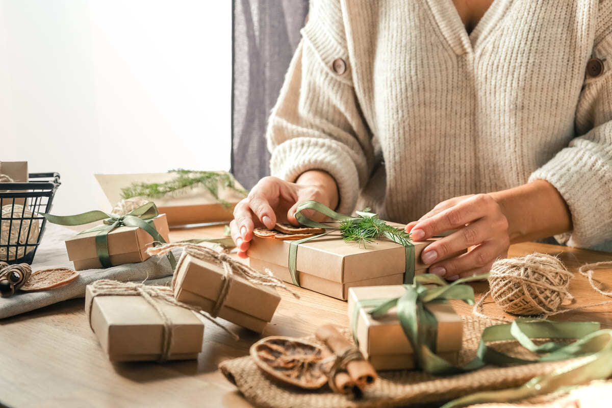 mujer-decoración-navidad-empaque