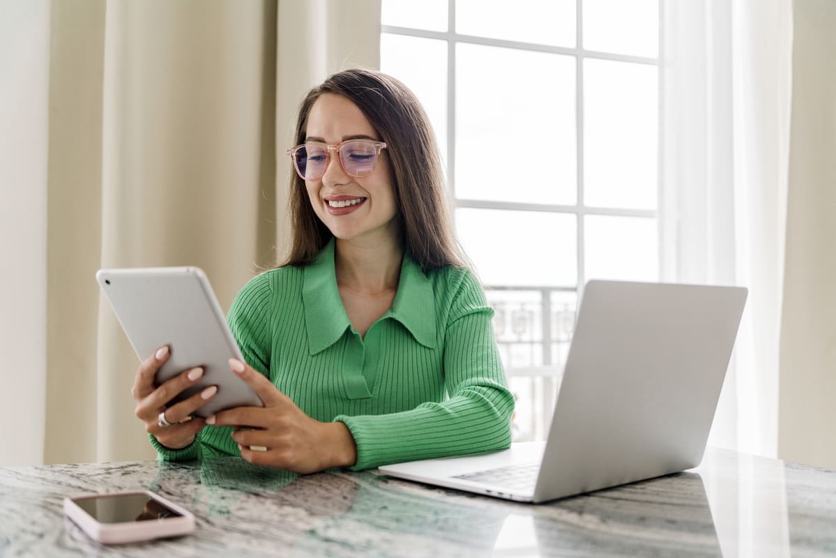 mujer_empresaria_usando_tablet